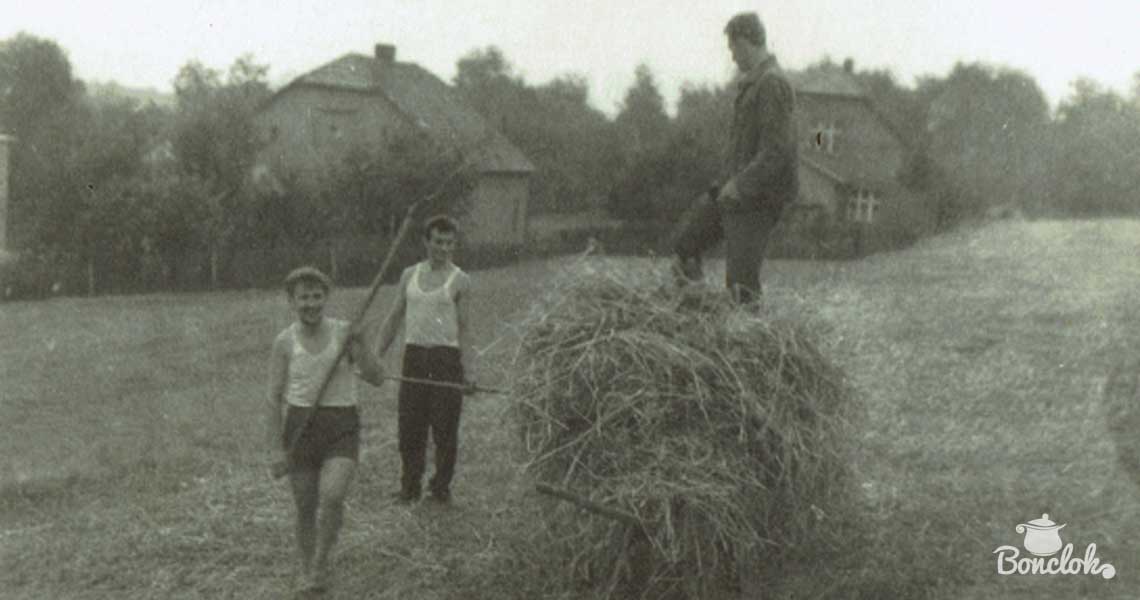 Zwożenie siana. Jastrzębie Górne, 1965 r. Fot. ze zb. Agnieszki Chmiel