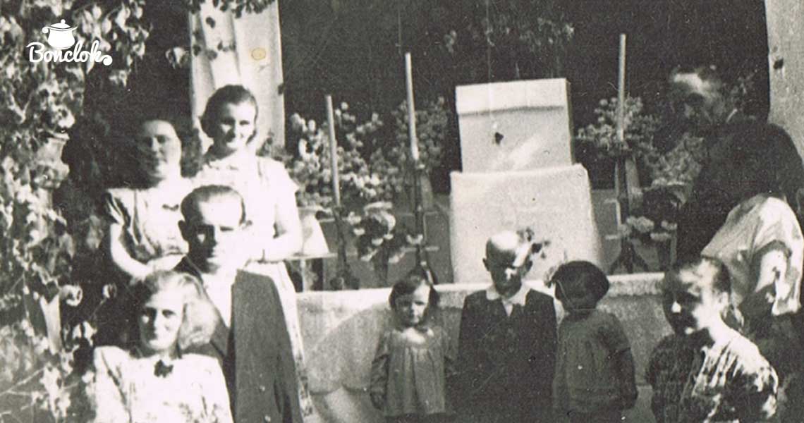 Rodzina przy ołtarzu procesyjnym. Jastrzębie-Zdój, lata 50. XX w. Fot. ze zbiorów Elżbiety Pasztor